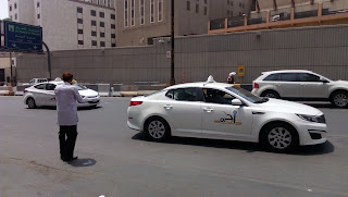 Di Arab Saudi Kebanyakan Mobil Taxi Dan Pribadi Berwarna Putih