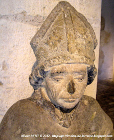 Statue d'un Saint-Évêque en pierre calcaire de Jaumont. Deuxième tiers du XVe siècle.