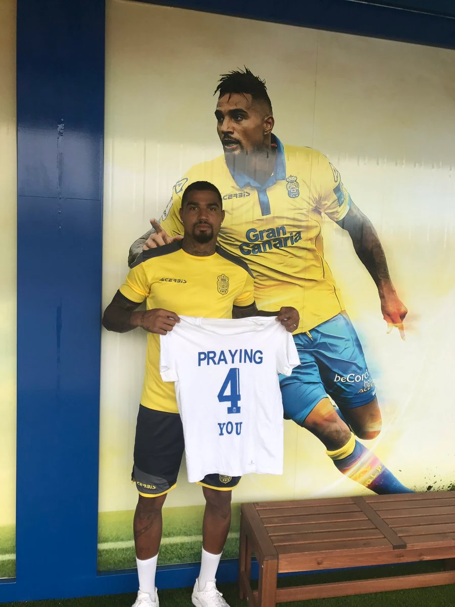 Kevin-Prince Boateng poses with a shirt dedicated to Ajax player Abdelhak Nouri