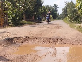 Jalan Desa Setiris Rusak parah, Warga ancam blokir Jalan jika tidak segera diperbaiki 