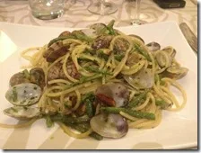 Spaghettoni con vongole e asparagi selvatici