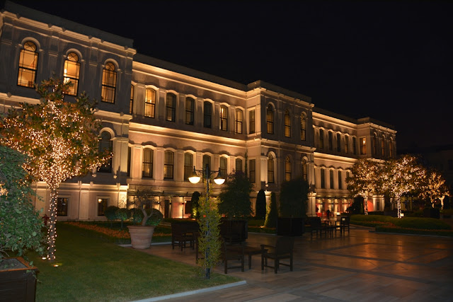 Four Seasons Hotel by night