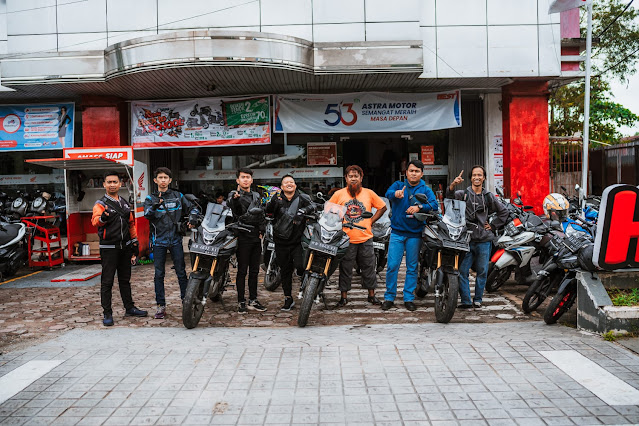 peserta touring bertemu di titik kumpul di Main Dealer Astra Motor Kalimantan Barat