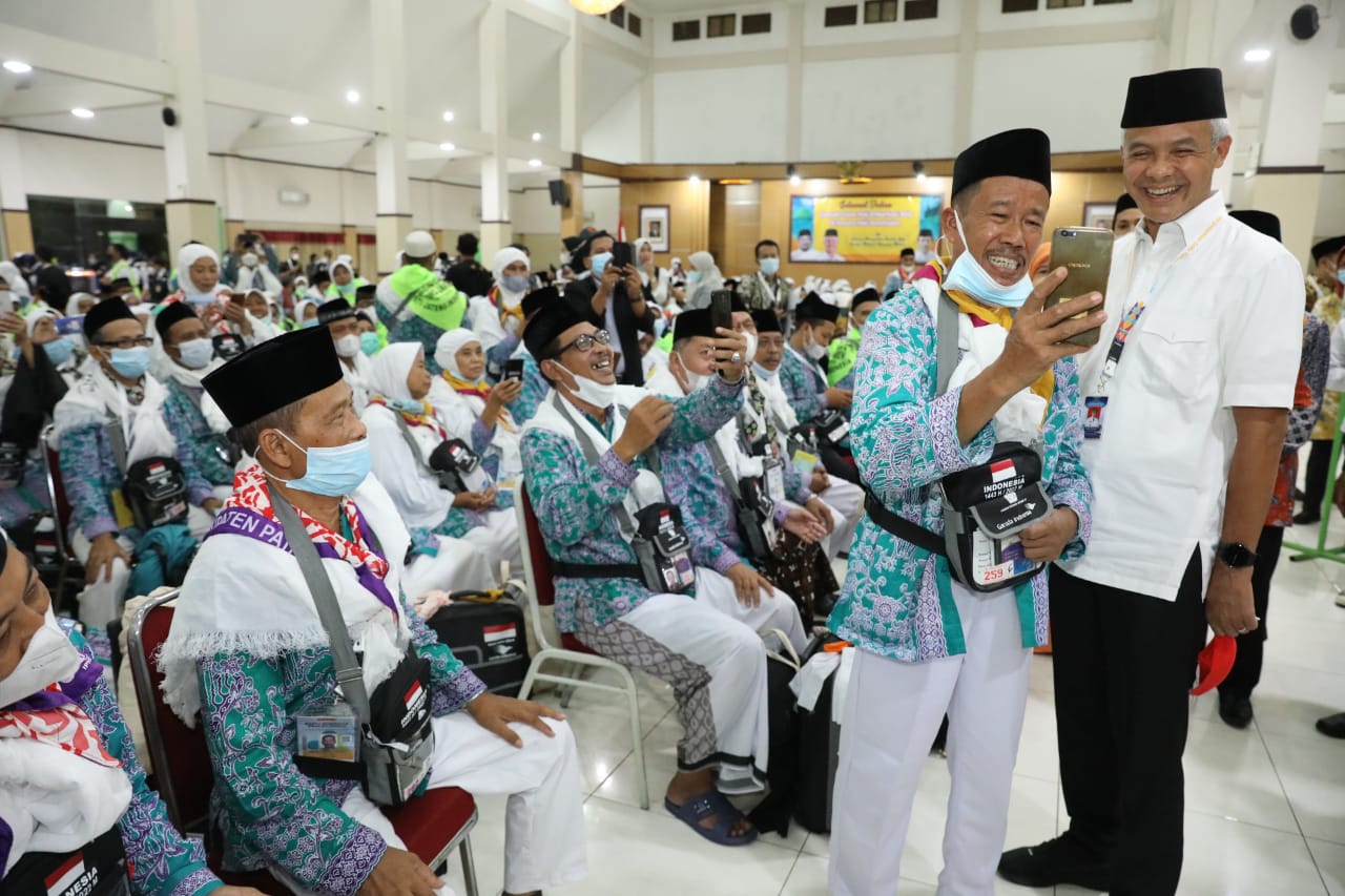 Kisah Heroik  Siti Jemaah Haji Penjual Pecel Buat Ganjar Pranowo Terharu Bahagia
