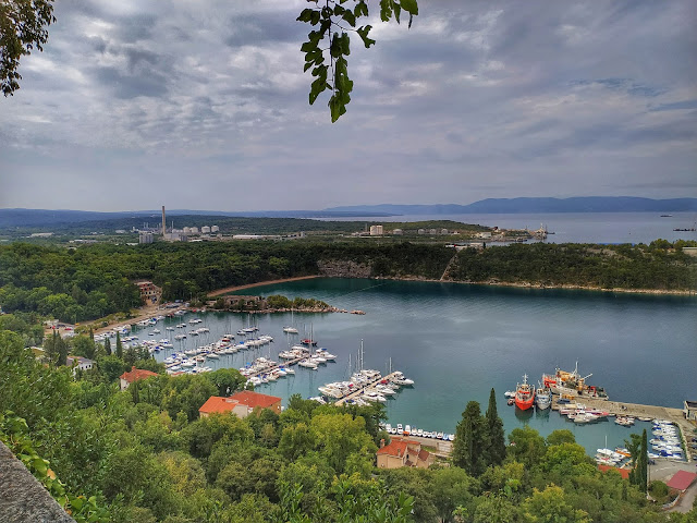 widok na port jachtowy w Omisalj na wyspie Krk