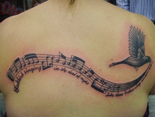 As Notas da música e Letras com um Pássaro está Voando Tatuagem Nas Costas