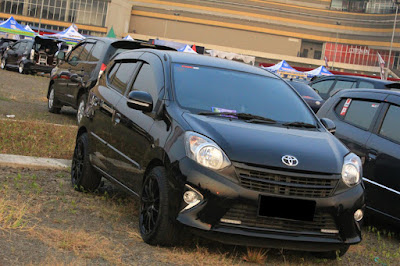 modifikasi toyota agya warna hitam