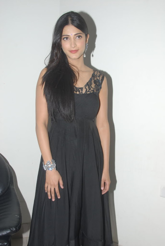 Shruthi Hassan Latest Beautiful Stills hot images