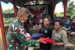 Jelang Ramadhan, Satgas TNI Yonif 403/WP Bagikan Pakaian Layak Pakai ke Warga di Perbatasan