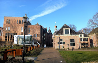De achterkant van het museum. Mooie blauwe lucht op de achtergrond en Bartje klein te zien