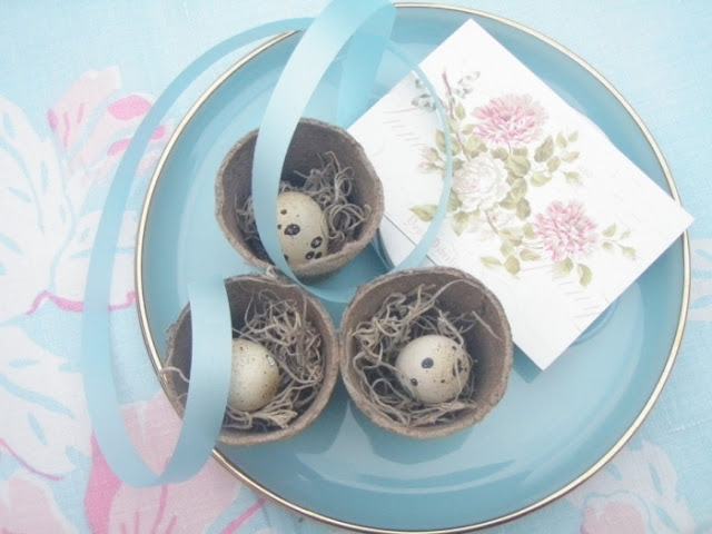 Easter table decoration in shabby chic 