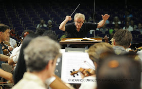 Osmo Vänska (C), director de la Orquesta Sinfónica de Minnesota, durante el ensayo conjunto de esta agrupación con la Orquesta Juvenil del Conservatorio Amadeo en el Teatro Nacional de Cuba, en La Habana, el 15 de mayo de 2015