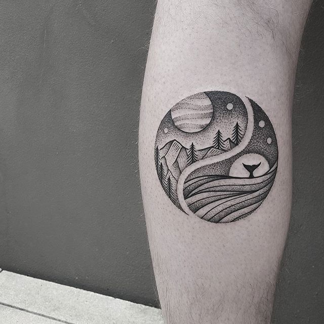 Um simples, mas bonita, Yin Yang tatuagem. Os elementos são separados e de um lado as montanhas e a terra são representados, enquanto a outra metade é preenchida com água e formas de vida aquáticas.