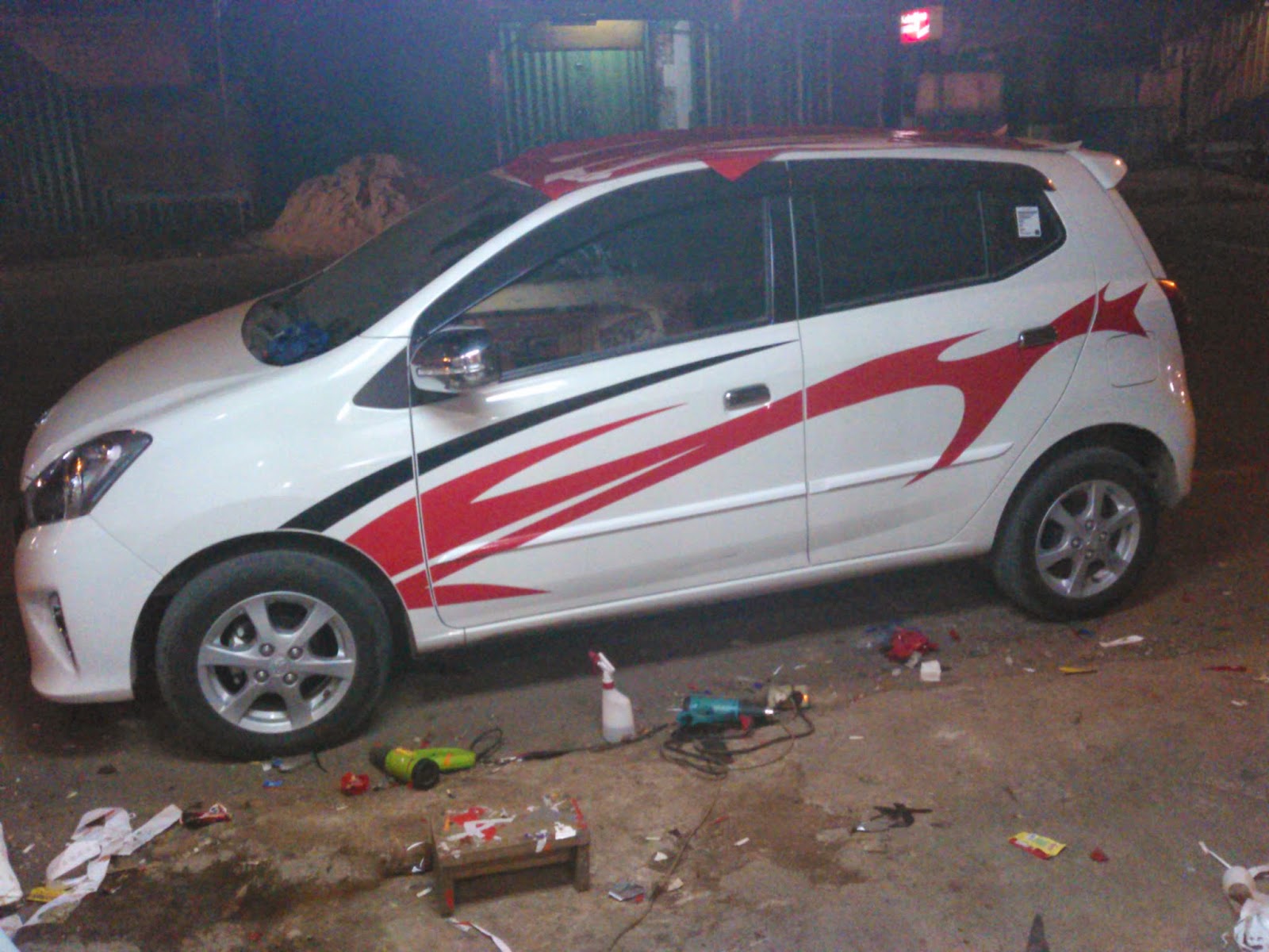 Kumpulan Gambar Modifikasi Stiker Mobil Ayla Merah Dunia Otomotif