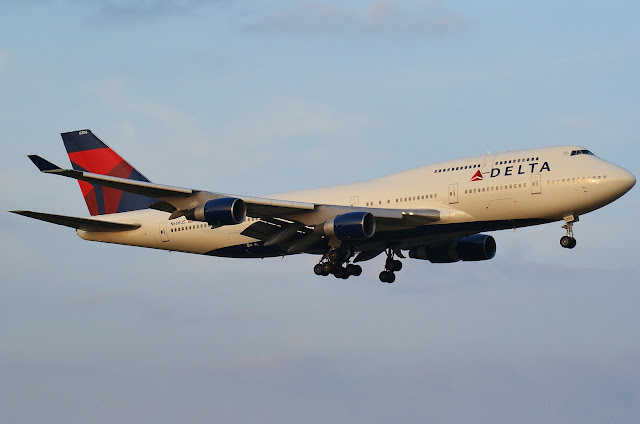 Delta Airlines Boeing 747-400 Approaching To Landing