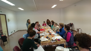 Grupo de asistentes en la clase de formación de técnicas sobre la pintora Maruja Mallo