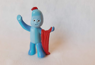 Miniatura de vinil estática de boneco azul Iggle Piggle do desenho In the Night Garden  da BBC - 9,5cm  R$ 15,00