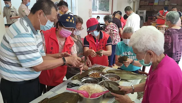 ▲彰化榮譽國民之家今天辦理「榮情粽意~荷葉飄香慶端午包粽活動」，提前歡度端午佳節。（記者林明佑翻攝）