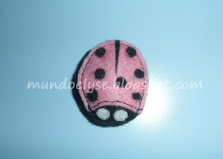 Broche de fieltro mariquita rosa