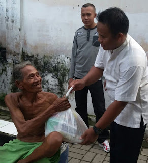 Kantor OJK Jember Bagi-bagi Sembako