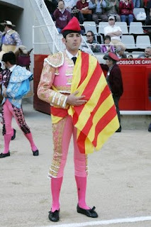 Bestia antitaurina desea la muerte inmediata de este torero por defender la catalanidad de la Tauromaquia