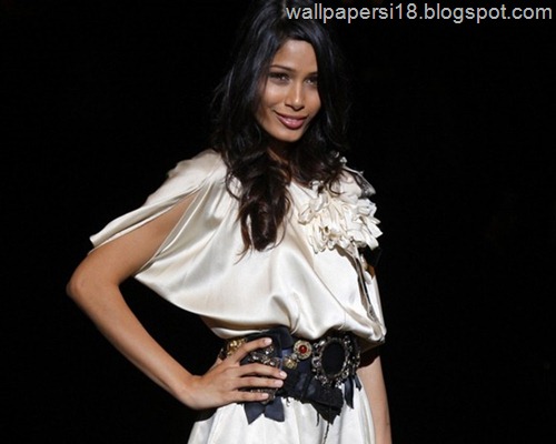 Freida Pinto Cute Smile Photos Gallery