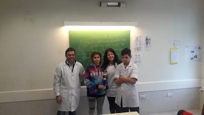 imagen de los alumnos con la directora y el profesor