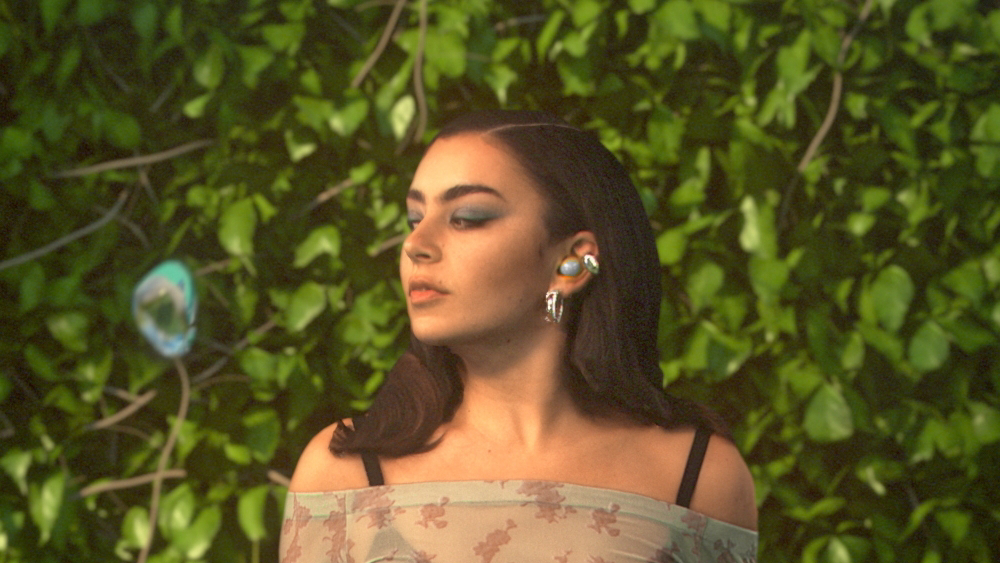 Pengalaman Pembikinan Video Galaxy Buds2 Bersama Charli XCX Dan Rahsia Di Sebalik Fine-tuned Equalizer