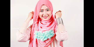Cara memakai hijab segi empat dua warna 5