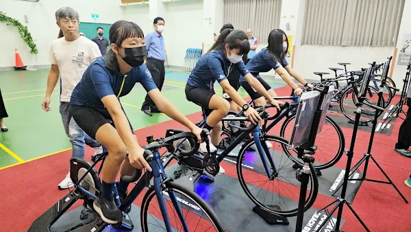 ▲學生只要透過「運動科技自由車」的騎乘，就可體驗風阻、上坡等「真實路況」的感受，讓自由車訓練活動更充實、更便利。（記者林明佑攝）