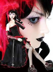 Muñeca gótica con labios negros