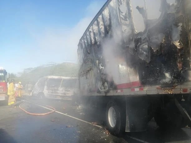 Dos personas resultan calcinadas y varias con quemaduras en accidente en Azua