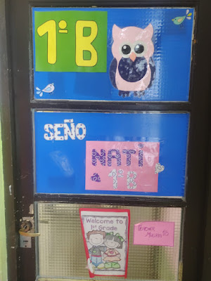 Foto 6: puerta del aula de 1°B - seño Natalia