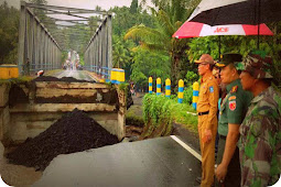 Tri Sugiarto dan Frans Manery Tinjau Lokasi Terputusnya Sambungan Jembatan Mede