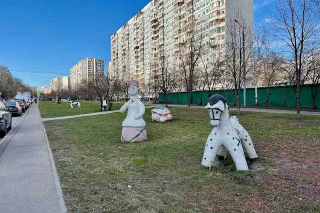 Каргопольская улица, скульптуры в стиле каргопольской игрушки