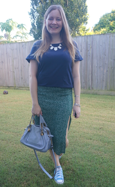 navy tee with daisy print green floral midi skirt converse chloe paraty outfit | awayfromblue
