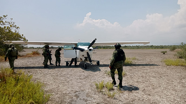 Asegura el Ejército aeronave con cocaína en Chiapas