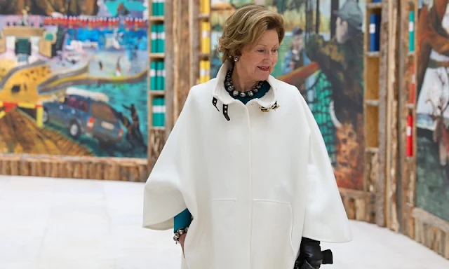 Queen Sonja of Norway opened the Sámi pavilion at the 59th Venice Biennale. The Queen wore a white cashmere coat