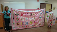 Cubierta hecha con diferentes técnicas de patchwork y mostradas por dos alumnas, las dos Carmen