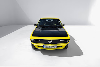 Mon nom est Manta – Opel Manta. Une voiture aussi intemporelle que le plus célèbre agent secret de Sa Majesté. Lancée il y a plus de 50 ans avec un moteur quatre cylindres à essence, la Manta est aujourd’hui à nouveau au sommet de sa forme : elle est le premier MOD électrique de l’histoire de la marque allemande. La nouvelle Opel Manta GSe ElektroMOD combine le meilleur des deux mondes : le look intemporel d’une icône du design automobile et une technologie de pointe au service d’une mobilité durable – un concept très éloigné de celui de la légende du rallye. Car la nouvelle Manta est parée pour le futur : elle est électrique, sans émissions et pleine d’émotions.  « La Manta GSe démontre de manière spectaculaire l’enthousiasme qui règne chez Opel pour concevoir des automobiles. Elle associe la longue tradition Opel à l’engagement d’aujourd’hui en faveur d’une mobilité sans émissions pour un avenir durable plein de promesses. Opel est déjà électrique avec de nombreux modèles. Maintenant, la légendaire Manta l’est aussi, » déclare Michael Lohscheller, CEO d’Opel.  L’Opel Manta GSe ElektroMOD reflète l’intérêt d’un groupe d’amateurs qui se développe, et dont l’ambition est de transformer des anciennes classiques comme la Manta en ce qu’on appelle des RestoMods : pour cela, ils leur greffent des équipements modernes et modernisent leur design. La Manta tout-électrique est aussi sportive qu’une véritable Opel GSe et affiche fièrement ses ambitions dans son nom : ElektroMOD. MOD est synonyme de changement, de modifications techniques et stylistiques et d’un mode de vie durable.  C’est pourquoi le quatre-cylindres qui se trouve sous le capot noir emblématique d’Opel a fait place à un moteur électrique de 108 kW/147 ch. Le « e » de GSe est désormais synonyme d’électrification. Cela fait de la nouvelle GSe la Manta A la plus puissante version usine jamais construite par Opel. En 1974 et 1975, la Manta GT/E était le modèle le plus puissant de la première génération avec 77 kW/105 ch. La Manta électrique 2021 délivre un couple maximal de 255 Nm. Désormais, le conducteur a le choix entre passer manuellement les vitesses de la boîte de vitesses d’origine à quatre rapports ou engager simplement la quatrième vitesse, puis conduire en automatique ; la puissance est toujours transmise aux roues arrière. La Manta reste donc une sportive traditionnelle, dont la chaîne cinématique a simplement été modernisée.  La batterie lithium-ion offre une capacité de 31 kWh, ce qui permet une autonomie moyenne d’environ 200 kilomètres1. Comme sur les Opel Corsa-e et Opel Mokka-e de série, la Manta GSe peut également récupérer l’énergie au freinage et la stocker dans la batterie. La charge régulière s’effectue via un chargeur embarqué de 9,0 kW pour une recharge en courant alternatif monophasé ou triphasé. Il faut un peu moins de quatre heures pour recharger complètement la batterie de la Manta.  Esthétiquement, la Manta GSe adopte le nouveau visage d’Opel. Juste retour des choses : c’est la Manta A qui a inspiré l’Opel Vizor des Mokka et Crossland. L’ElektroMOD va plus loin et arbore désormais l’Opel Pixel-Vizor sur toute la largeur du véhicule. La Manta GSe peut communiquer avec son environnement sur toute la surface de cet écran LED. « Mon cœur allemand a été ELEKTRifié », peut-on lire sur la nouvelle calandre. « Je suis en mission zéro, » explique la GSe qui, l’instant d’après, montre la silhouette d’une raie Manta ondoyant sur le Pixel-Vizor. La technologie des LED est également utilisée dans les feux de jour intégrés, les phares principaux et les très beaux feux arrière tridimensionnels.  La couleur jaune vif de la carrosserie va comme un gant à cette Opel qui a pris un coup de jeune. Le jaune vient mettre en valeur un grand classique des anciennes sportives : le capot noir. Les passages de roues abritent désormais des jantes en alliage léger de 17 pouces spécialement conçues par Ronal, chaussées de pneus 195/40 R17 à l’avant et 205/40 R17 à l’arrière. Le coffre affiche fièrement « Manta » dans la nouvelle typographie d’Opel. Les bordures d’ailes chromées de l’original ont disparu, comme c’était le cas à l’époque pour de nombreuses voitures préparées pour la course par Irmscher et d’autres.  L’intérieur est doté des dernières technologies numériques Opel. Les instruments ronds classiques appartiennent désormais au passé. A la place, le conducteur fait maintenant face au tableau de bord Opel Pure Panel, comme dans le nouveau Mokka de série. Ici, deux écrans extra large de 12 et 10 pouces, orientés vers le conducteur, affiche des informations importantes sur la voiture, comme l’état de charge et l’autonomie. La musique est diffusée par un boîtier Bluetooth de la légendaire marque d’amplificateurs Marshall : un classique moderne dans une classique moderne.  Les sièges sport avec leur ligne centrale jaune ont été développés autrefois pour l’Opel ADAM S. Ils offrent désormais un niveau de confort et de maintien latéral bien supérieur à celui de la Manta originale. Le conducteur s’installe derrière un volant Petri à trois branches retravaillé par Opel. Le style des années 70 a été conservé et le repère jaune à la position 12 heures apporte une autre touche de sportivité. En outre, l’habillage du tableau de bord et des panneaux de porte est désormais réalisé en gris mat, ce qui s’accorde parfaitement aux autres éléments de couleur jaune et noire de la néo-classique. Le ciel de toit est revêtu d’Alcantara et vient parachever l’élégante ambiance qui se dégage de la nouvelle Opel Manta GSe ElektroMOD.