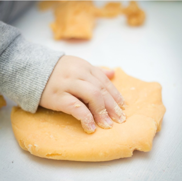 Make play clay for kids using just two ingredients! #pumpkinplayclay #pumpkinplaydough #playdoughrecipe #pumpkinplaydoughrecipenocook #growingajeweledrose #activitiesforkids