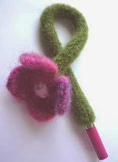 http://translate.googleusercontent.com/translate_c?depth=1&hl=es&rurl=translate.google.es&sl=en&tl=es&u=http://crazydaisy60.blogspot.com.es/2012/02/knitted-felted-pen-holdercosy-pattern.html&usg=ALkJrhhd1ga2nYBEpGM6PC9DbUJjfTDZEw