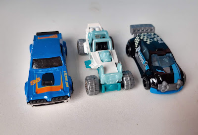 Miniatura de metal Hot wheels 2013: Mercury Cougar 68 azul; Mountain Mauler branco  e Ford Fiest Pawn preto R$5,00 cada