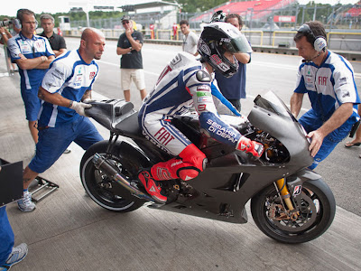 Yamaha Looking to Sign both Jorge Lorenzo For YZR M1 for 2011  Squad