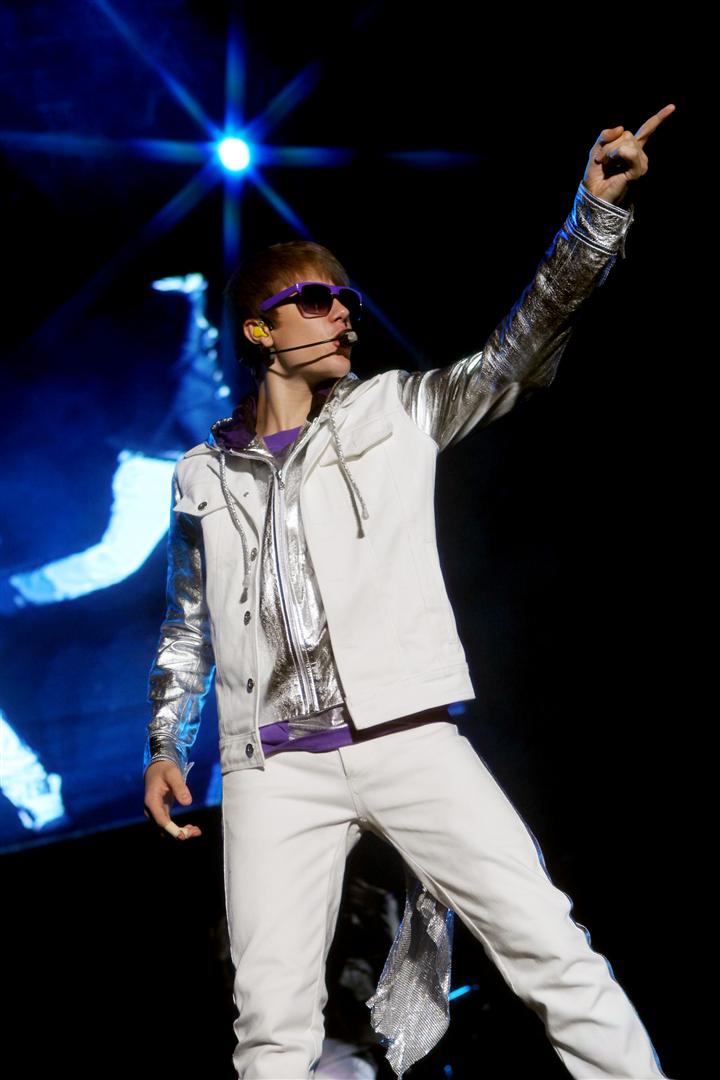 justin bieber my world tour 2011 outfit. the Justin Bieber My World