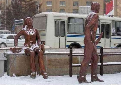 Naughty Statue Optical Illusion - Funny Optical Illusion