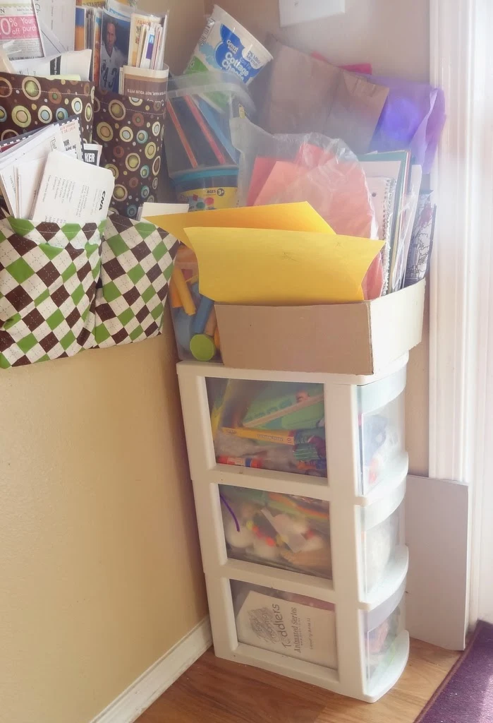 DIY Construction Paper Holder by GYCT
