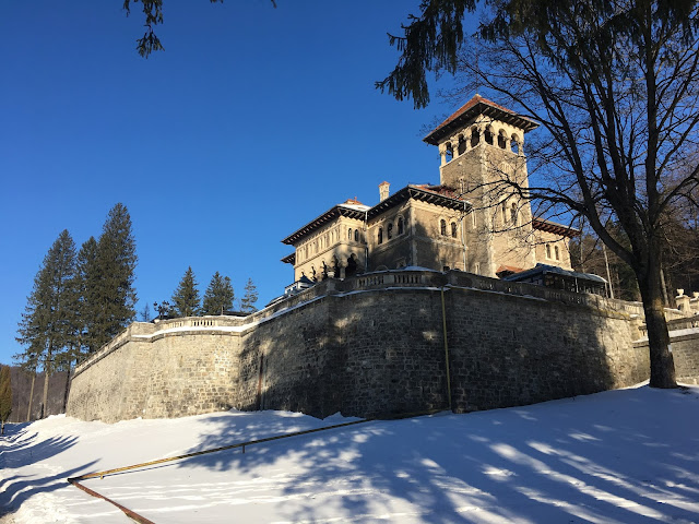 poza de la intrarea in curtea Castelului Cantacuzino