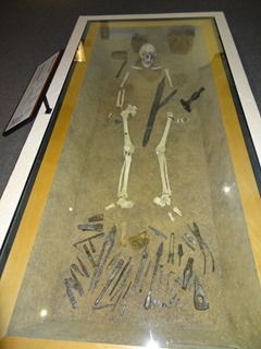 2016.08.07-023 forgeron orfèvre enterré avec ses outils au musée de Normandie