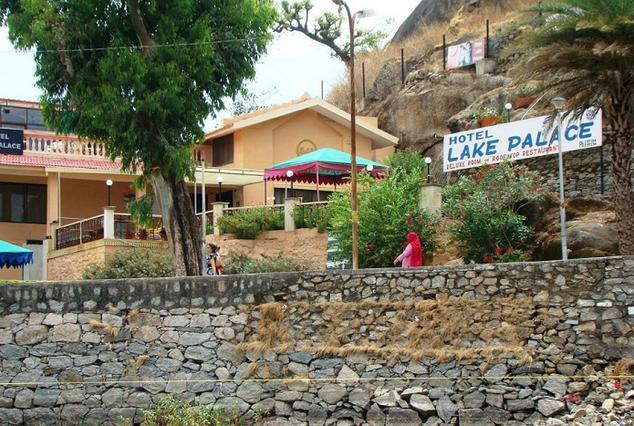Hotel Lake Palace Mount Abu, Rajasthan provides you everything for relaxed stay. 
